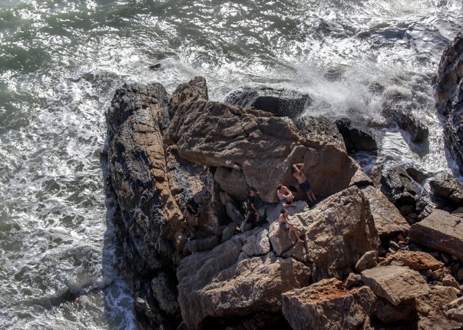 Mersin'de deniz kenarındaki kayalıklarda mahsur kalan 4 kişi kurtarıldı