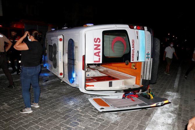 Muğla'da ambulansla hafif ticari araç çarpıştı 6 kişi yaralandı