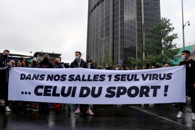Paris'te Kovid-19 nedeniyle spor salonlarının kapatılması protesto edildi