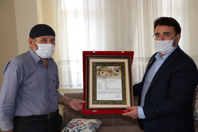 Şehit Yüzbaşı Mahmut Top'un Samsun'daki ailesine "şehadet belgesi" verildi