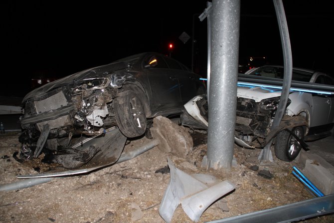 Burdur'da iki otomobil çarpıştı: 5 yaralı