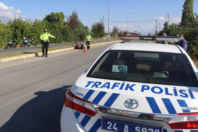 Erzincan'da motosiklet yayaya çarptı 2 kişi yaralandı