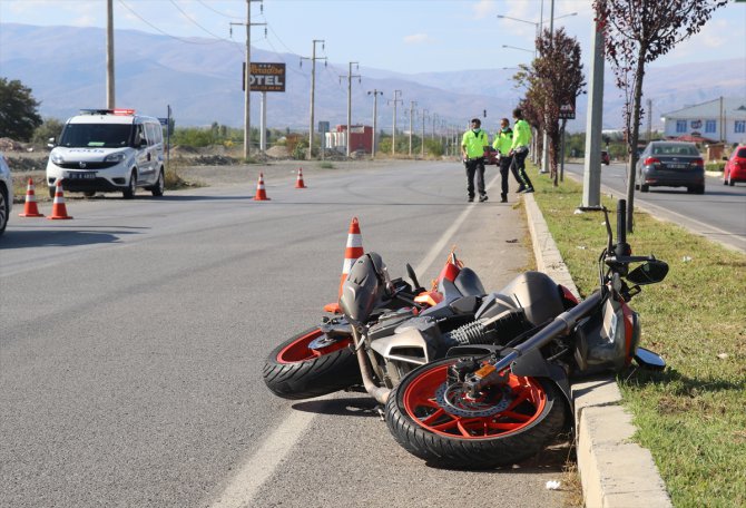 Erzincan'da motosiklet yayaya çarptı 2 kişi yaralandı