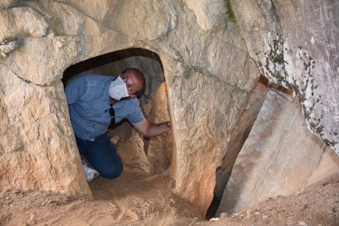 Hakkari'de Urartular dönemine ait 3 odalı kaya mezarı bulundu