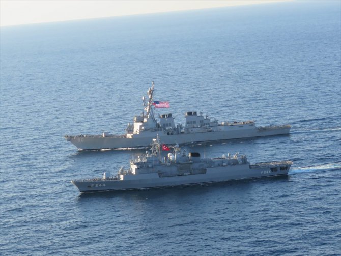 TCG Barbaros fırkateyni, ABD destroyeriyle Karadeniz'de geçiş eğitimi yaptı