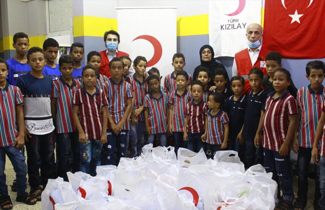 Türk Kızılay Yemenli yetim çocuklara okul kıyafetleri dağıttı