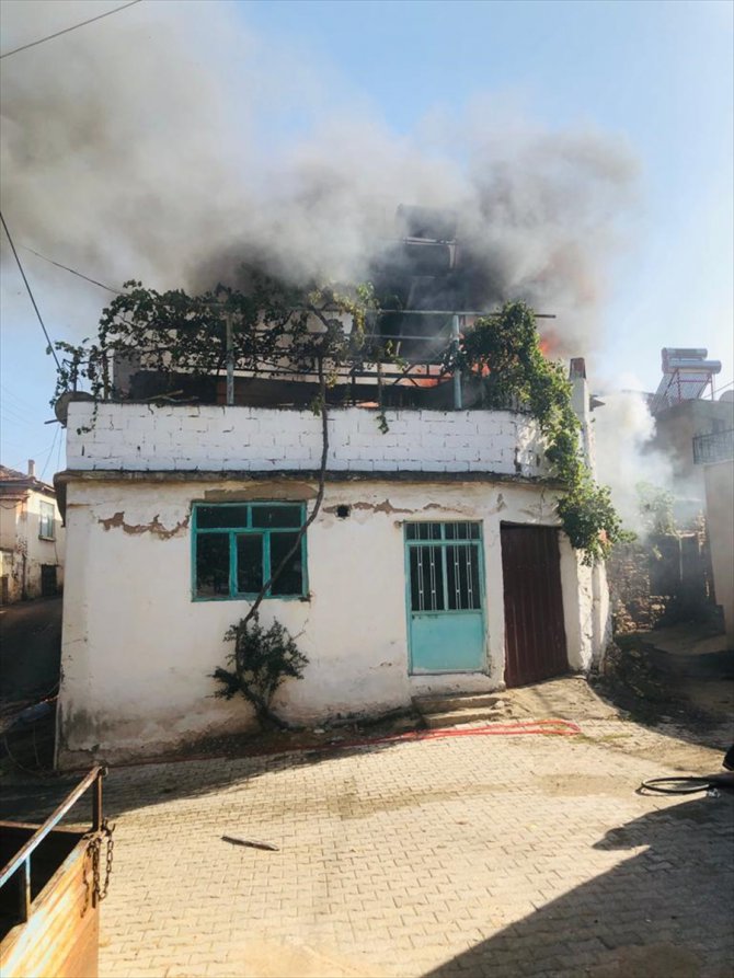 Aydın'da çıkan ev yangınında 3 kişi hastaneye kaldırıldı