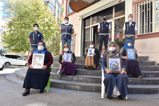Diyarbakır anneleri dağdaki çocuklarına "teslim olun" çağrısı yaptı
