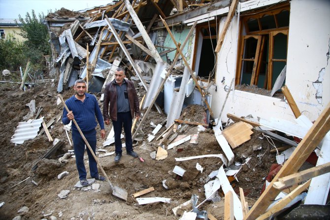 Ermenistan'ın füze saldırısında isabet alan evinin enkazından ailesini elleriyle kazıyarak kurtardı