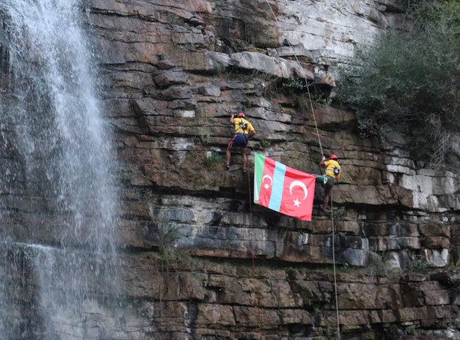 Erzurum'da dağcılar Tortum Şelalesi'nden Türkiye ve Azerbaycan bayraklarıyla iniş yaptı