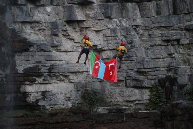 Erzurum'da dağcılar Tortum Şelalesi'nden Türkiye ve Azerbaycan bayraklarıyla iniş yaptı