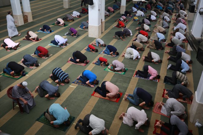 Gazze Şeridi'ndeki birçok kentte camiler yeniden ibadete açıldı
