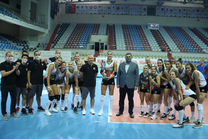 İzmir'de SMA hastası bebek için düzenlenen voleybol turnuvasını Karşıyaka kazandı