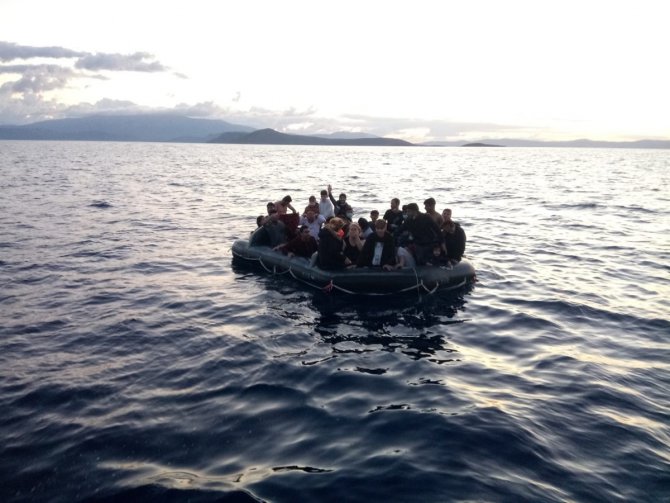 İzmir'de Türk kara sularına itilen 33 düzensiz göçmen kurtarıldı
