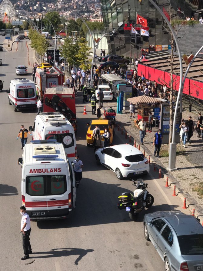 Kocaeli'de otomobil otobüs durağına çarptı: 4 yaralı