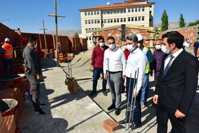 Malatya Valisi Baruş, depremden etkilenen Doğanyol ilçesinde incelemelerde bulundu: