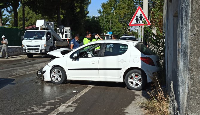Osmaniye'de otomobil elektrik direğine çarptı: 3 yaralı