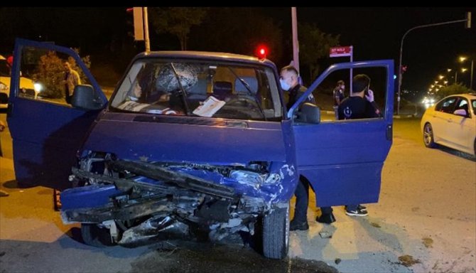 Sakarya'da minibüs ile otomobil çarpıştı: 9 yaralı