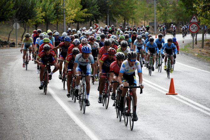 DÜZELTME - "Türkiye Yol Bisikleti Şampiyonası Gümüşhane'de sona erdi" başlıklı haberimizin üçüncü paragrafında yer alan "kadınlarda Karaman Duru" ifadesi, "kadınlarda Karaman Duru Bulgur Performans SKD sporcusu Azize Bekar"