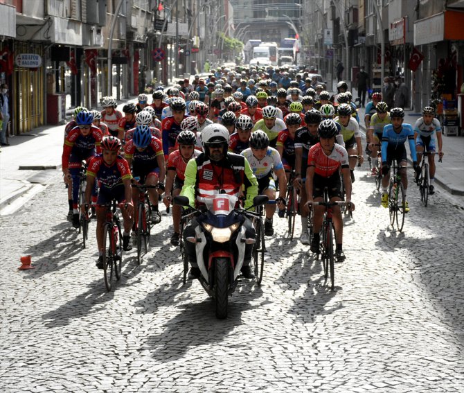 DÜZELTME - "Türkiye Yol Bisikleti Şampiyonası Gümüşhane'de sona erdi" başlıklı haberimizin üçüncü paragrafında yer alan "kadınlarda Karaman Duru" ifadesi, "kadınlarda Karaman Duru Bulgur Performans SKD sporcusu Azize Bekar"