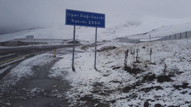 Ardahan'ın yüksek kesimlerine mevsimin ilk karı yağdı