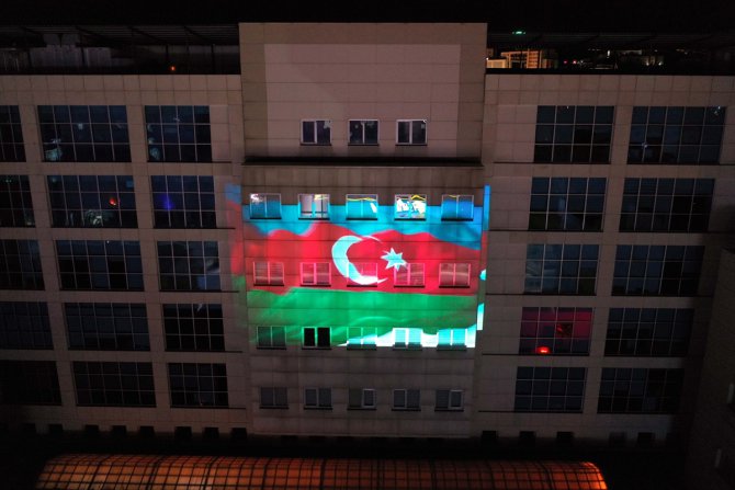 Elazığ'da belediye binasına Azerbaycan ve Türk bayrakları yansıtıldı
