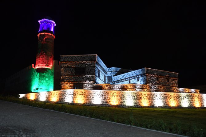Erzurum'da tarihi mekanlar Türk ve Azerbaycan bayraklarının renkleriyle ışıklandırıldı
