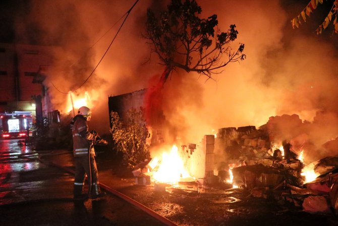 İzmir'de hurdalık alanda çıkan yangın söndürüldü