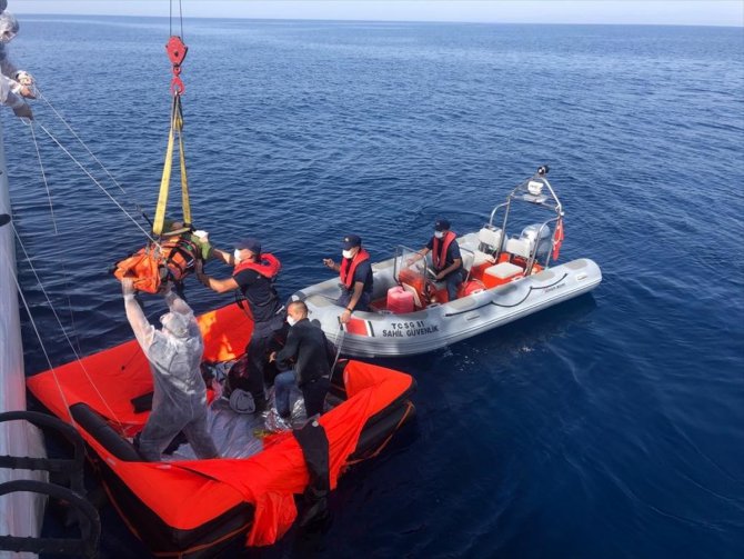 İzmir'de Türk kara sularına itilen 13 düzensiz göçmen kurtarıldı