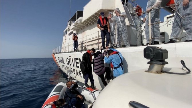 İzmir'de Türk kara sularına itilen 13 düzensiz göçmen kurtarıldı