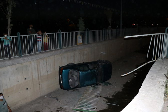 Kayseri'de otomobil kanala devrildi: 2 yaralı