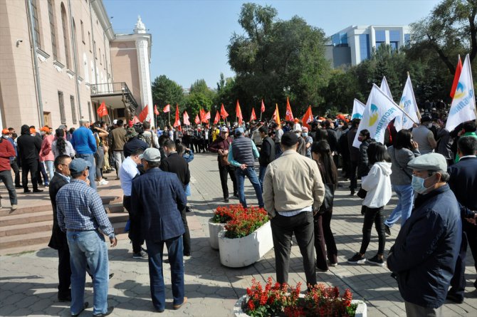 Kırgızistan'da barajı geçemeyen partilerin temsilcilerinden seçim sonucu protestosu
