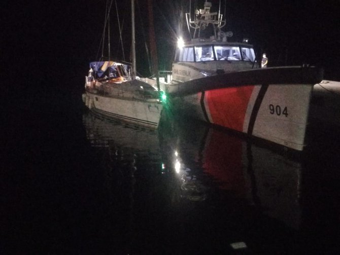 Muğla açıklarında Türk kara sularına itilen yabancı uyruklu 54 sığınmacı kurtarıldı