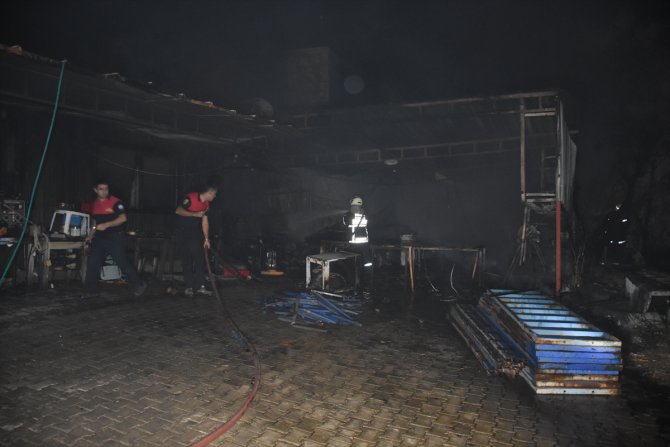 Muğla'daki ev yangınında garajdaki otomobil ve eşyalar yandı