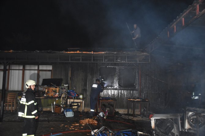 Muğla'daki ev yangınında garajdaki otomobil ve eşyalar yandı
