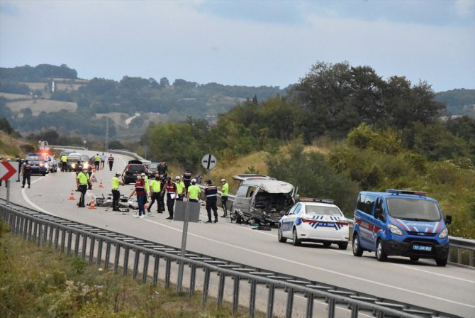 Sinop'ta otomobil ile hafif ticari araç çarpıştı: 1 ölü, 5 yaralı