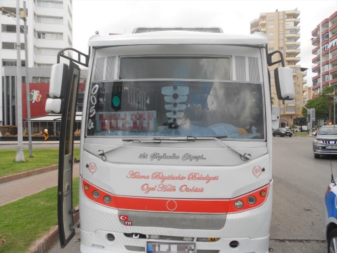 Adana'da oyuncak ve süslemelerle donatılan otobüs trafikten men edildi