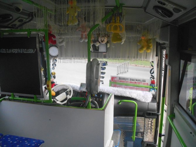 Adana'da oyuncak ve süslemelerle donatılan otobüs trafikten men edildi