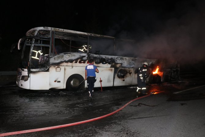 Adana'da seyir halindeki yolcu otobüsü yandı