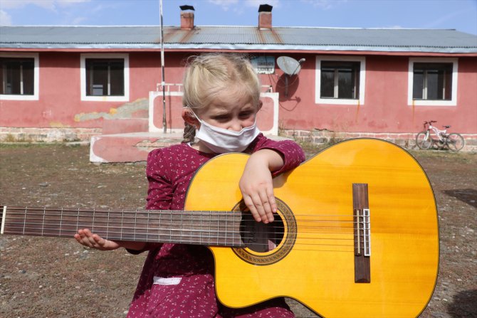 Ağrı'da gönüllülerden yüz yüze eğitime başlayan köy çocuklarına konser sürprizi