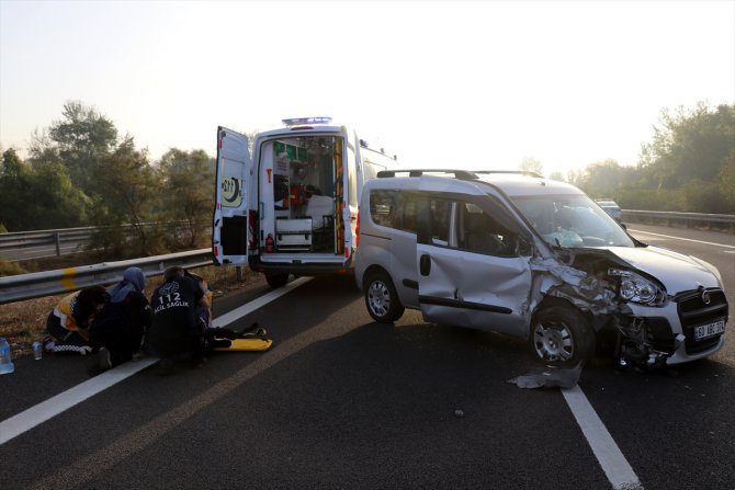 Anadolu Otoyolu'nda hafif ticari araç emniyet şeridindeki otomobile çarptı: 2 yaralı