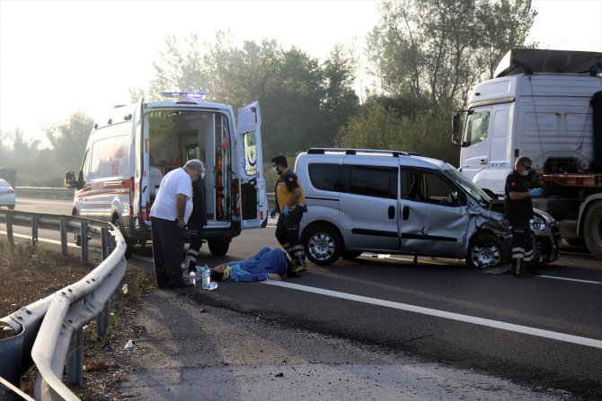 Anadolu Otoyolu'nda hafif ticari araç emniyet şeridindeki otomobile çarptı: 2 yaralı