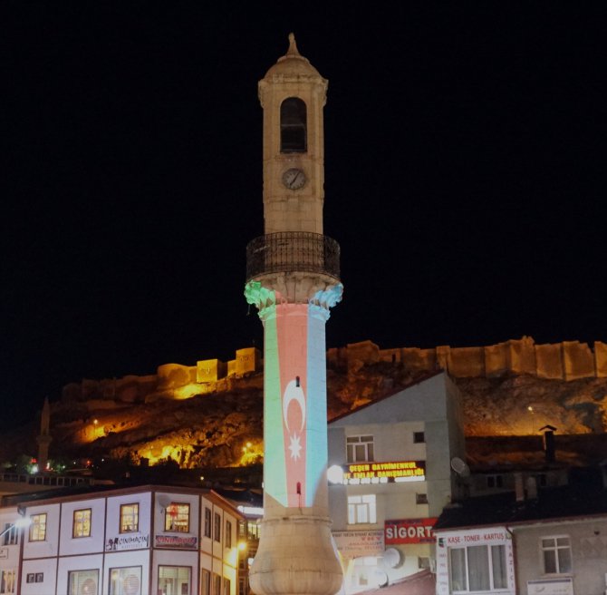 Bayburt'un sembolü Saat Kulesi'ne Azerbaycan bayrağı yansıtıldı