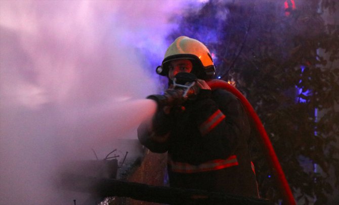 Düzce'de bir evde çıkan yangında dumandan etkilenen kişi hastaneye kaldırıldı