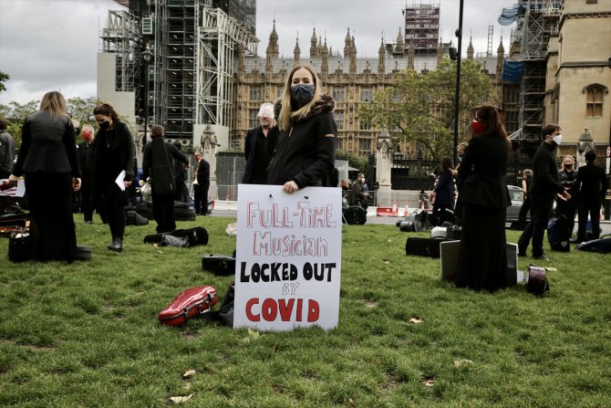 İngiltere'de müzisyenler, Kovid-19 kısıtlamalarına karşı gösteri yaptı