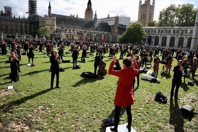 İngiltere'de müzisyenler, Kovid-19 kısıtlamalarına karşı gösteri yaptı