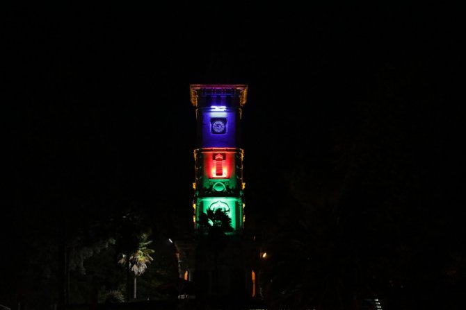 İzmit Saat Kulesi Azerbaycan bayrağının renkleriyle ışıklandırıldı