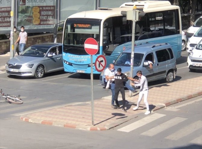 Kahramanmaraş'ta yayaya çarpan bisikletlinin kavgası güvenlik kamerasında