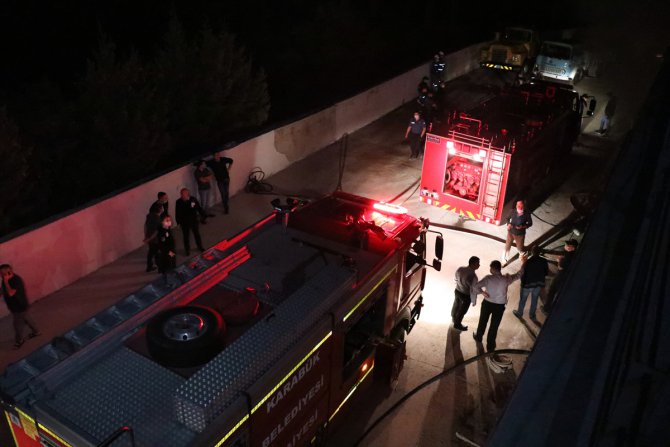 Karabük Üniversitesi kampüsündeki garajda çıkan yangında iki araç hasar gördü