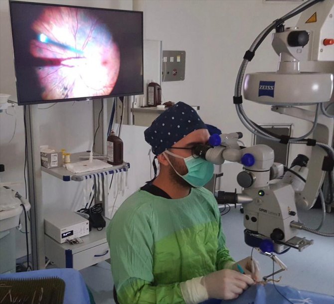 Manisa'da görme kaybı yaşayan hastaya eş zamanlı operasyon yapıldı